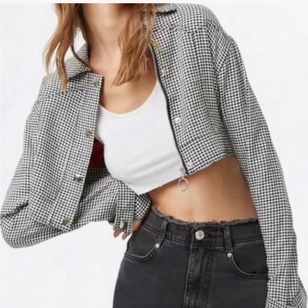Forever 21 cropped houndstooth jacket. Zips and buttons up front. Size medium